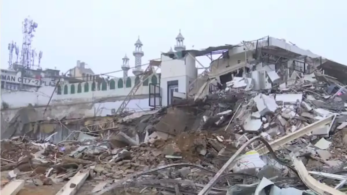 Delhi Police and RAF deployed during anti-encroachment demolition near Faiz-e-Elahi Mosque at Turkman Gate following violent clashes