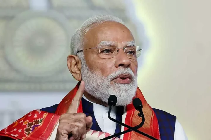Prime Minister Narendra Modi addressing a rally while urging Indians to avoid buying gold and reduce fuel consumption amid the global oil crisis.